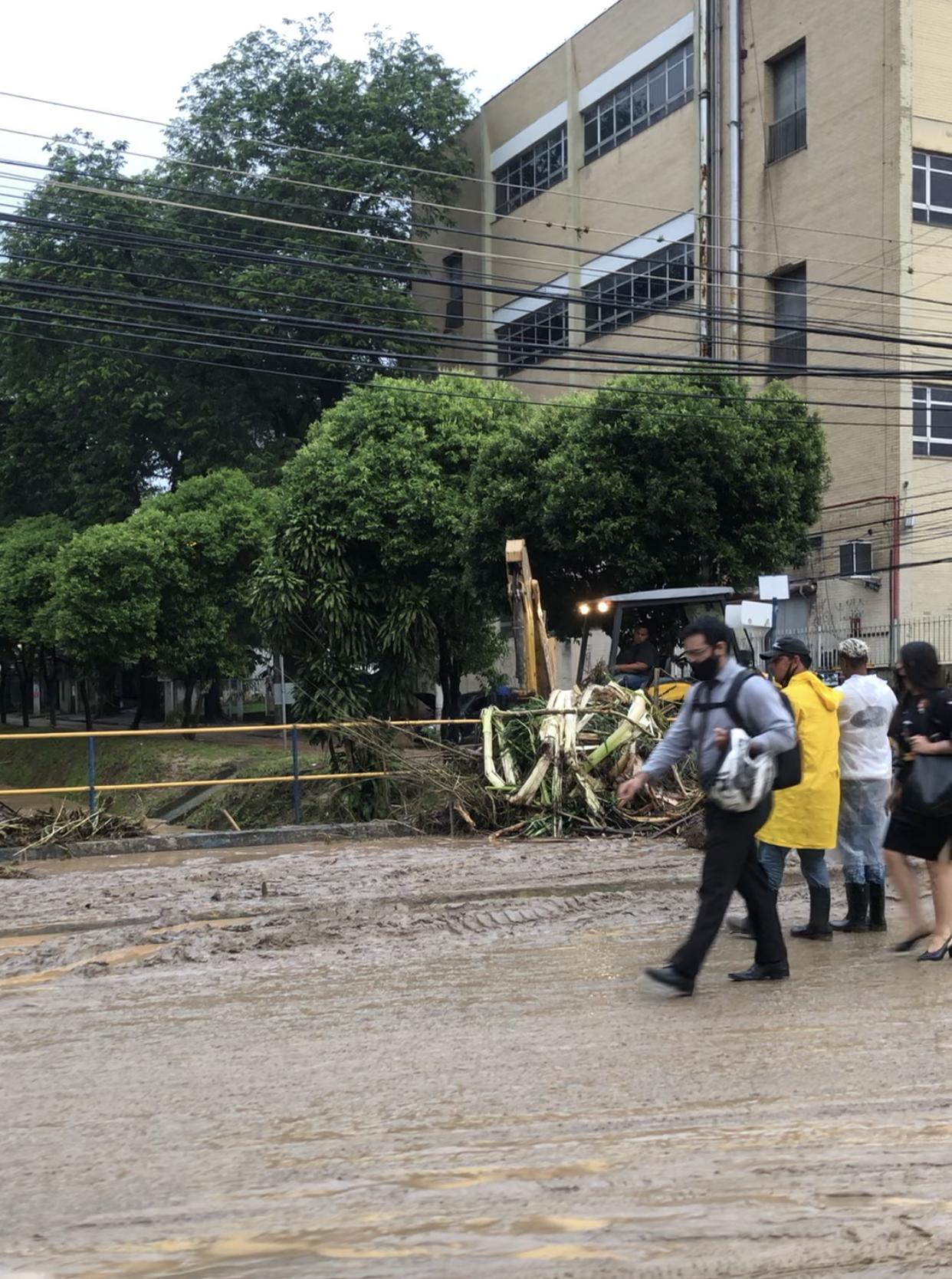 TEMPESTADE NO FIM DA TARDE ALAGA VÁRIOS PONTOS EM VOLTA REDONDA, RJ