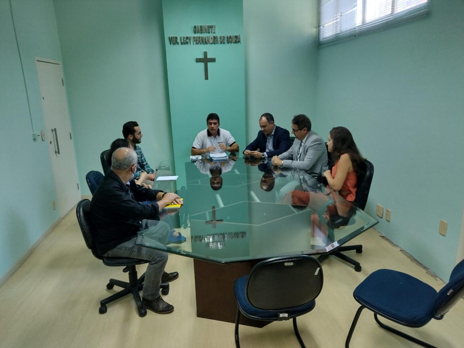 LEGISLATIVO DE VOLTA REDONDA ASSINA CONTRATO PARA ATUALIZAÇÃO DA LEI ORGÂNICA E REGIMENTO INTERNO