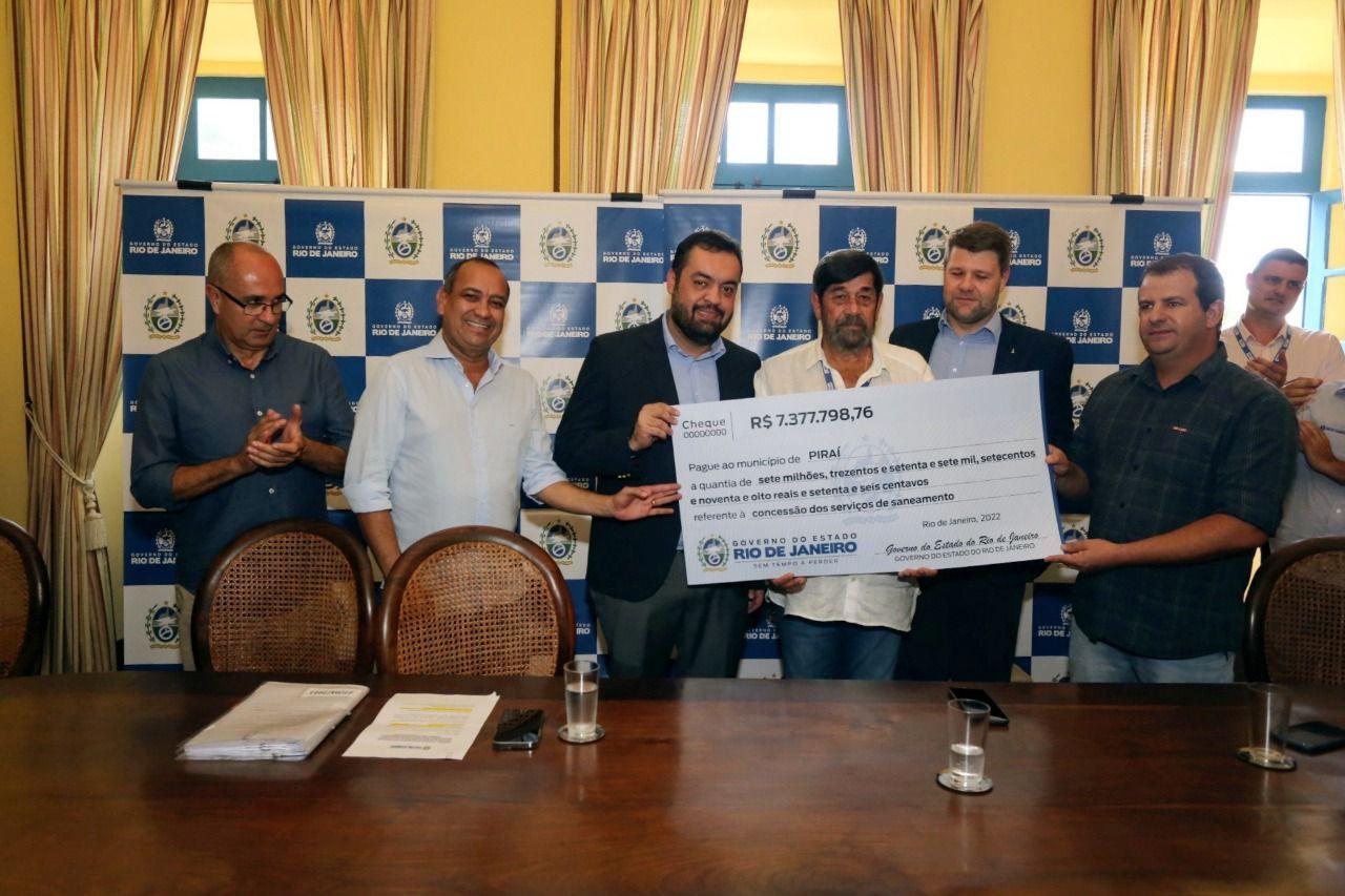 EM VISITA À PIRAÍ CLAUDIO CASTRO LEVA ‘CHEQUES’ DE QUASE R$13 MILHÕES E O ANUNCIO DE 50 CASAS NA CIDADE