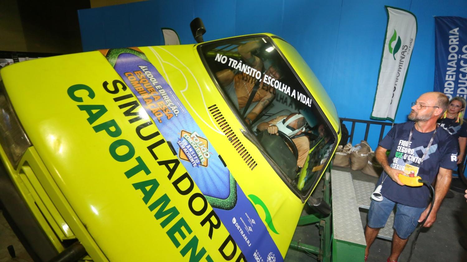 DETRAN-RJ LEVA CARRO SIMULADOR DE CAPOTAMENTO PARA A MARQUÊS DE SAPUCAÍ E DESPERTA A CURIOSIDADE DOS FOLIÕES