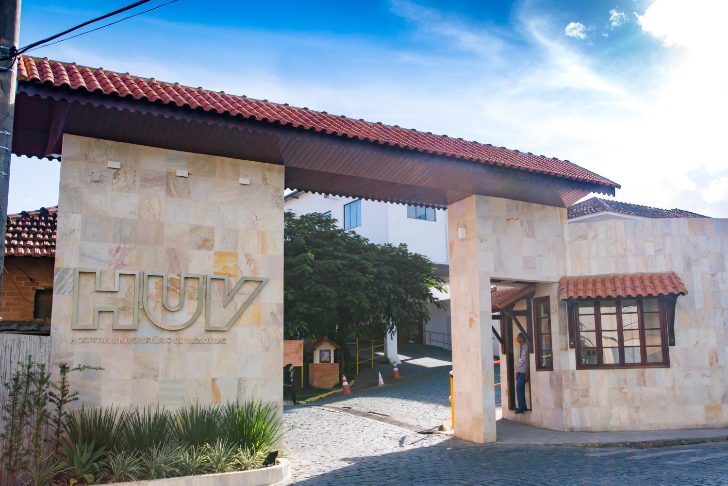 DEPUTADO ROBERTO MONTEIRO VISITA HUV E PROMETE EMPENHO NA LIBERAÇÃO DE RECURSOS