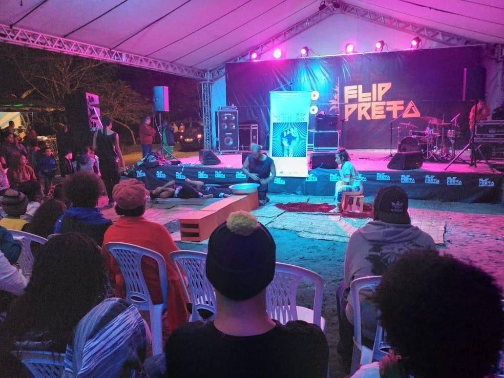 FLIP PRETA EM PARATY LEVA AUTORES E DEBATES SOBRE RACISMO ATÉ O QUILOMBO DO CAMPINHO