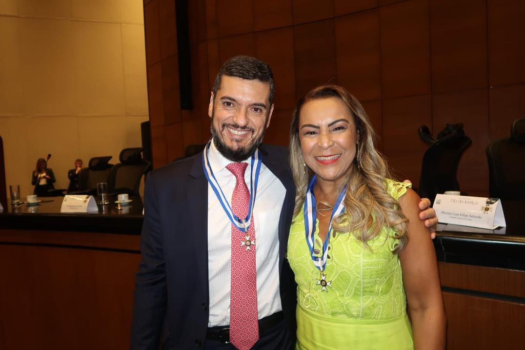 BACELLAR E TIA JÚ SÃO HOMENAGEADOS COM COLAR DO MÉRITO JUDICIÁRIO