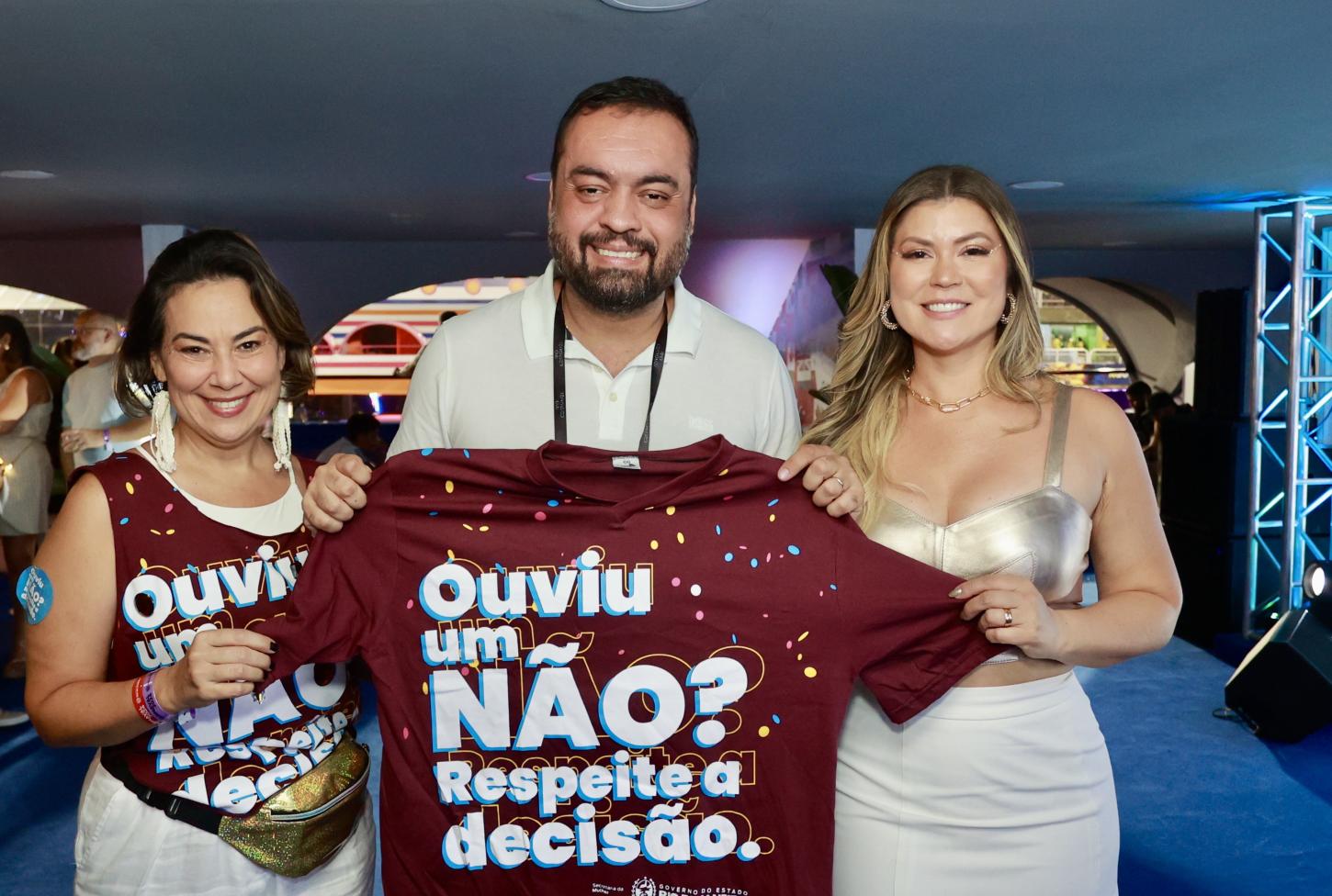 CASTRO VAI PARA O SAMBÓDROMO COM A FAMÍLIA E ASSUME O “GAROTO DIVULGAÇÃO” DAS AÇÕES DO ESTADO EM DEFESA DAS MULHERES NO CARNAVAL