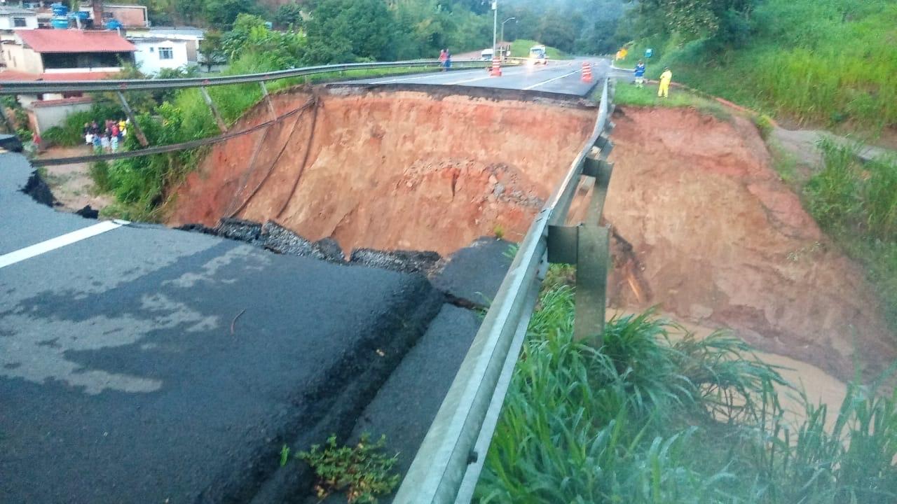 DOIS MORTOS E TRÊS DESAPARECIDOS EM BARRA DO PIRAI E BR 393 SEGUE COMPLETAMENTE INTERDITADA NOS DOIS SENTIDOS