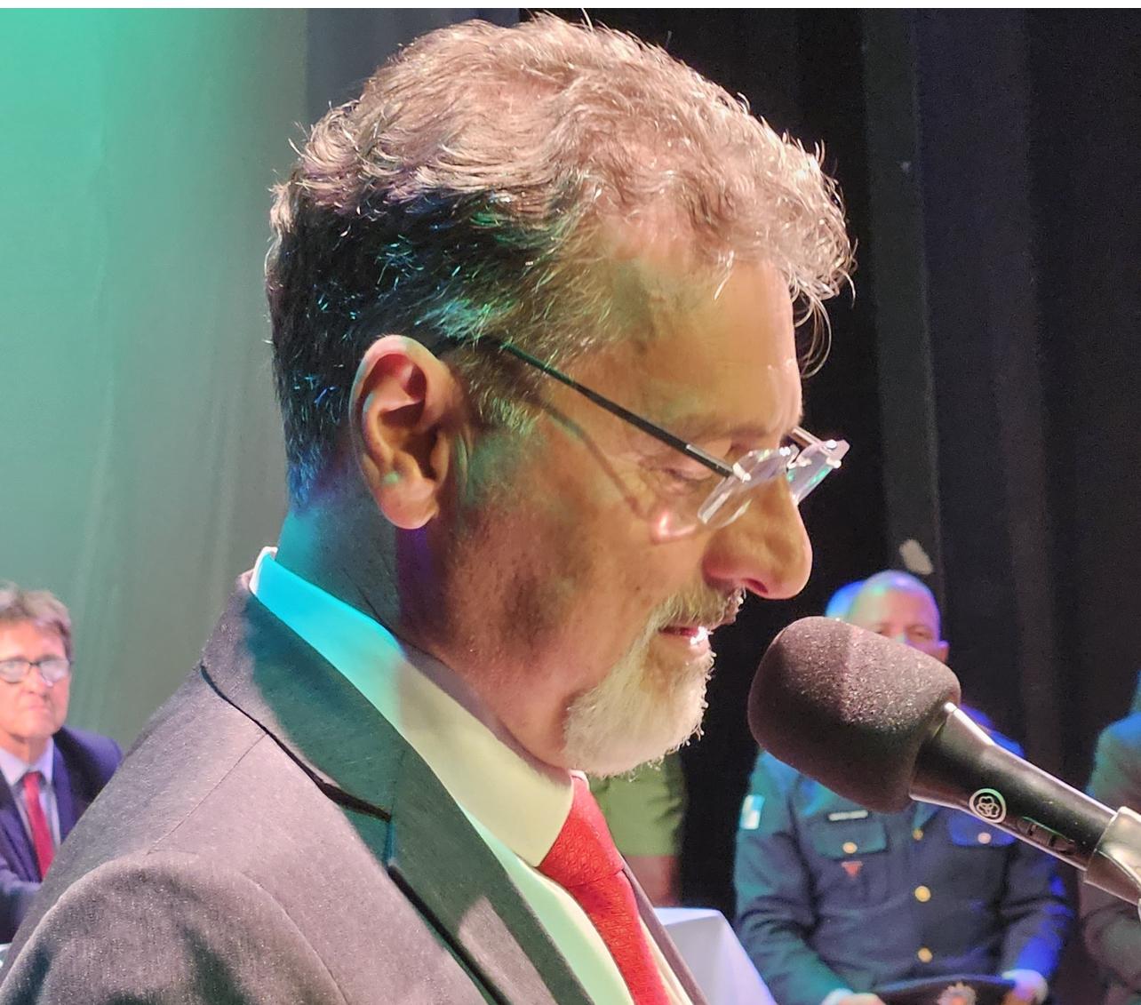 JOA E PROFESSOR JACQUESON SÃO EMPOSSADOS COMO PREFEITO E VICE DE TRÊS RIOS