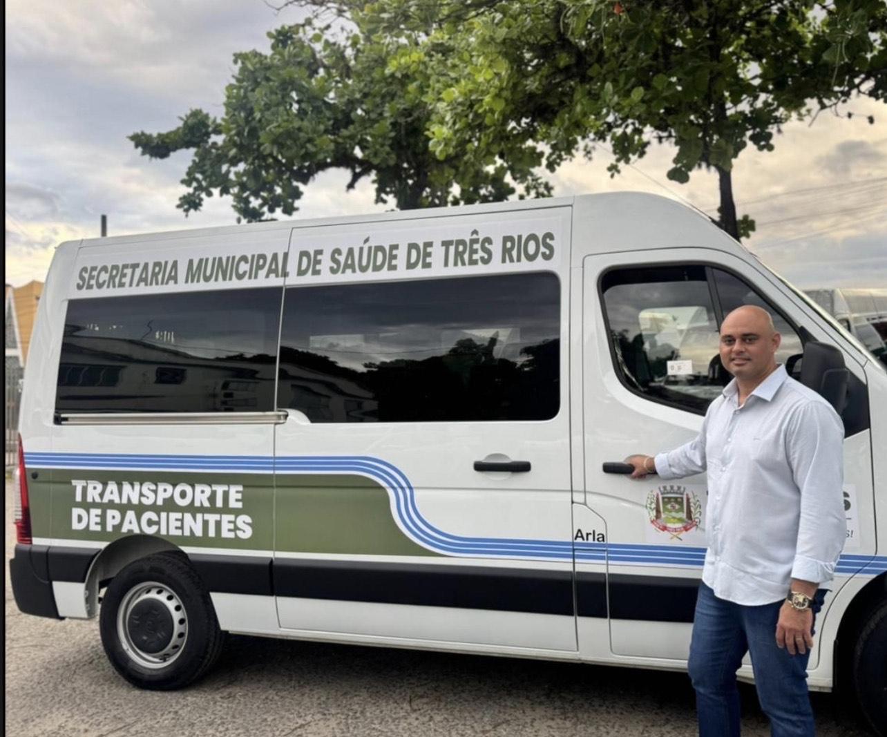 Prefeito Recebe 07 novas Vans/Saúde
