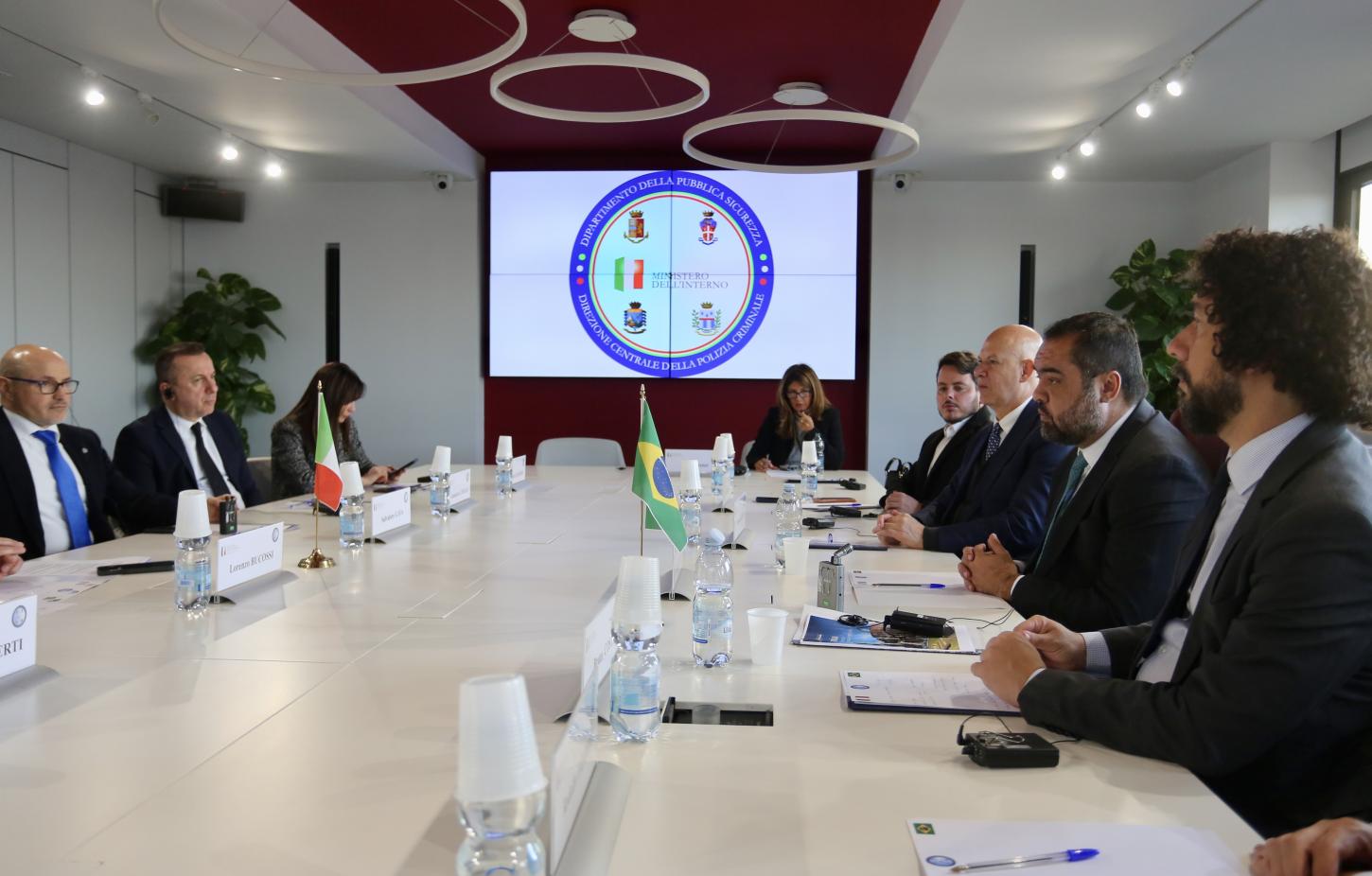 Governador Cláudio Castro amplia cooperação internacional contra o crime organizado