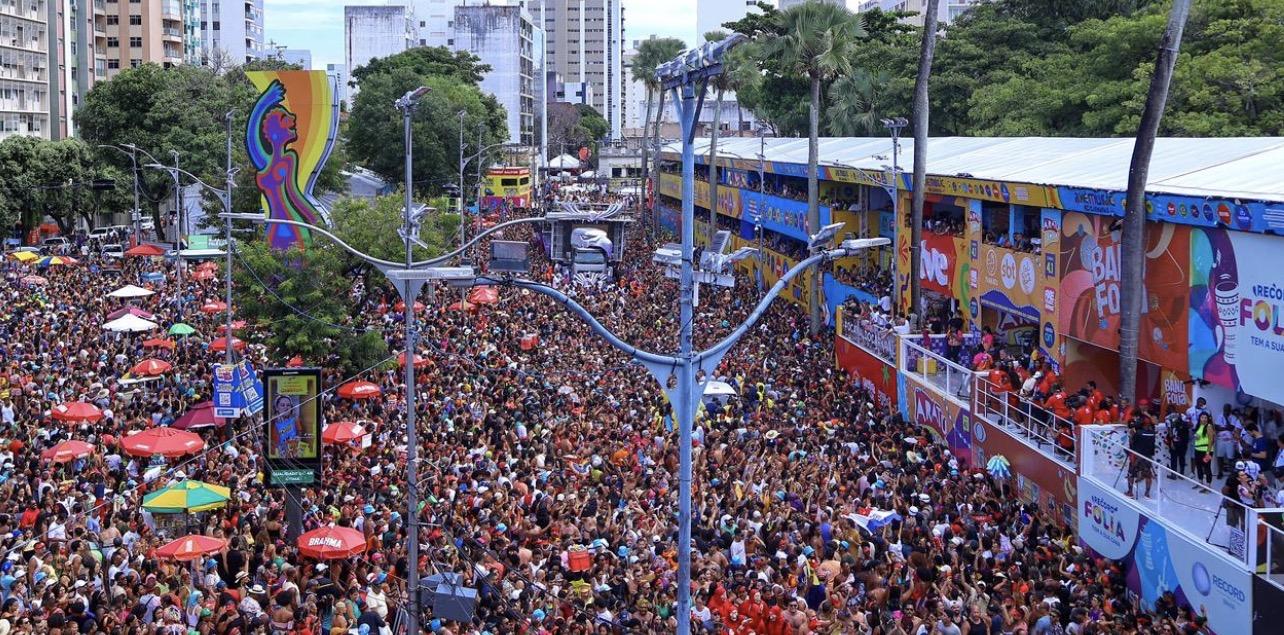 Mega blocos e blocos tradicionais no Carnaval da Bahia protagonizam uma histórica polêmica 