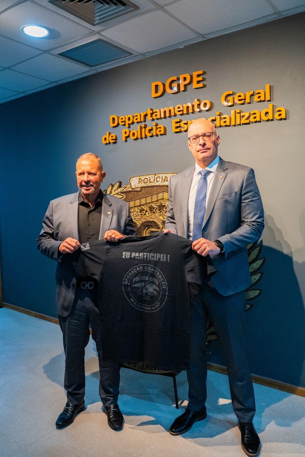 Delaroli homenageia Polícia Civil