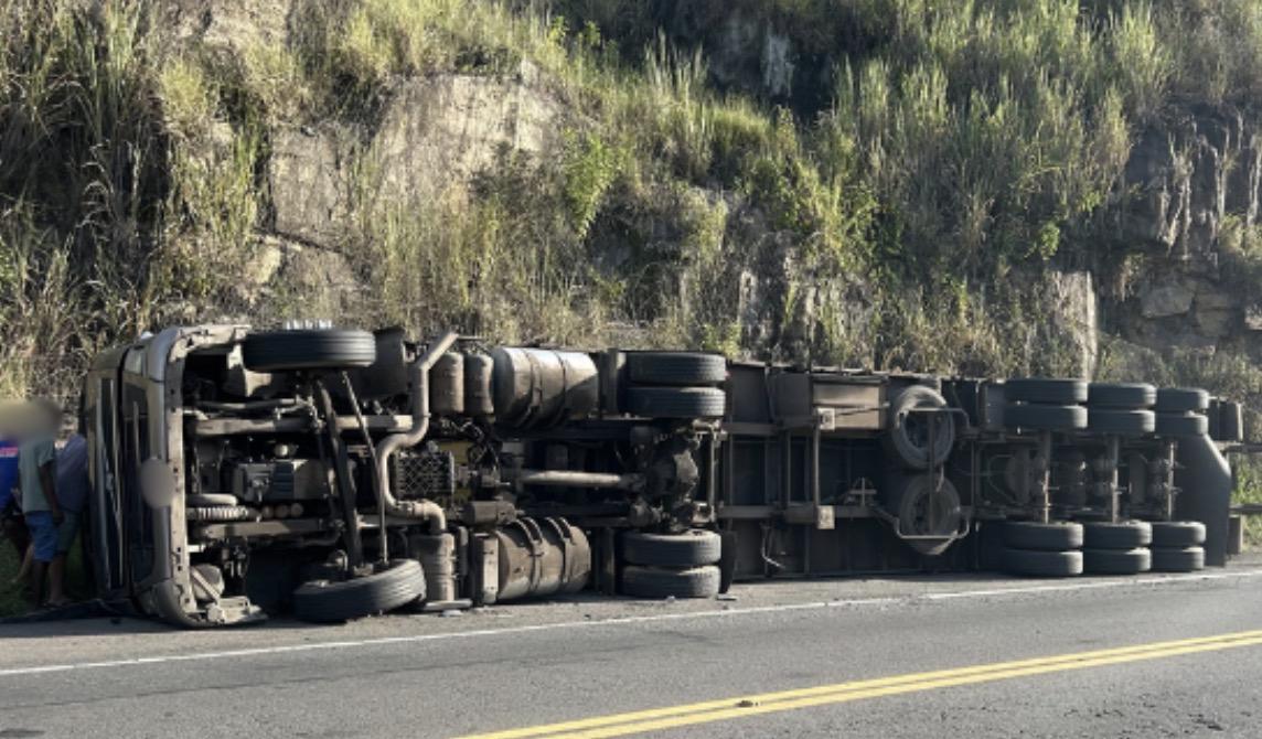 Editorial BR-393 / Kátia Miki