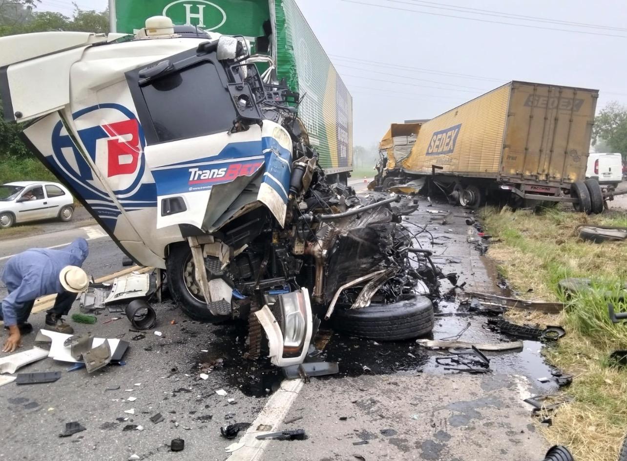 Editorial BR-393 / Kátia Miki