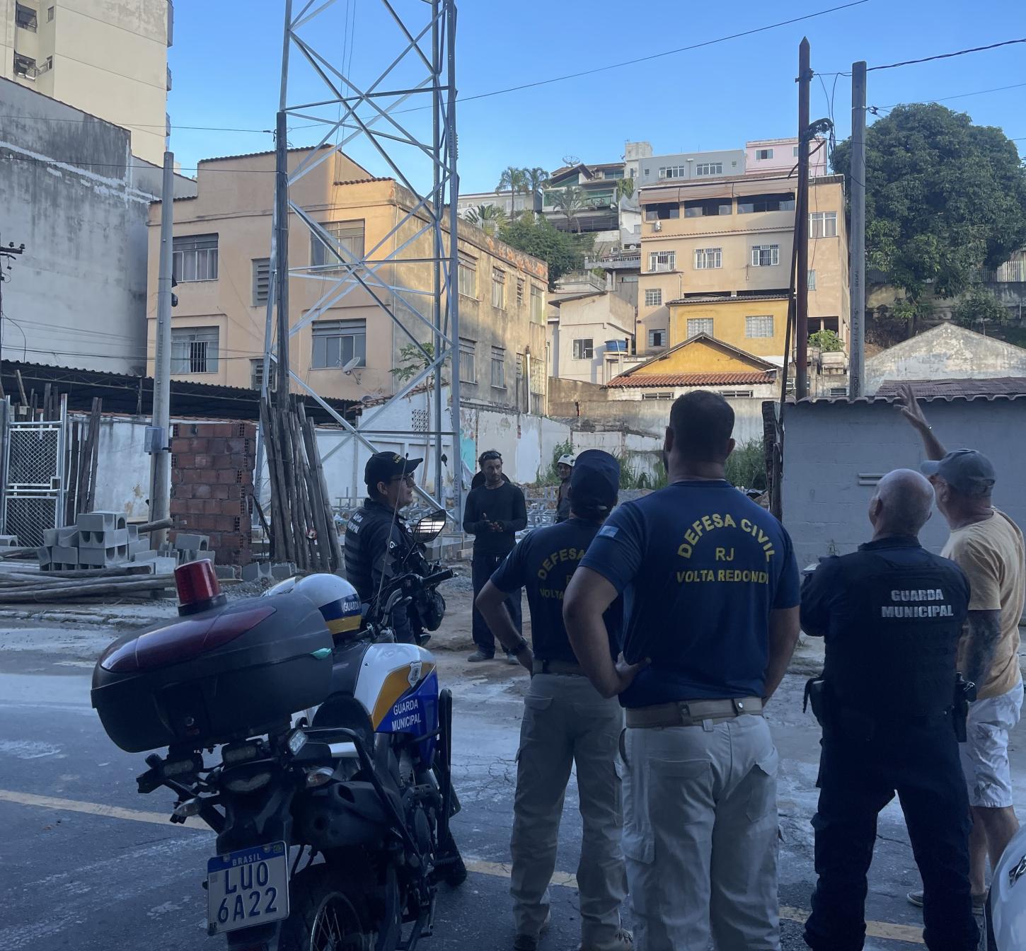 Prefeito Neto não gosta do que vê, manda interditar obra e desmontar Torre Ilegal após denúncia no Jardim Amália