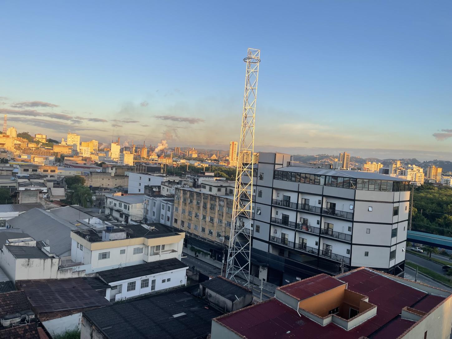 EXCLUSIVO: Justiça determina desmonte urgente de torre em Volta Redonda por risco estrutural após empresas não respeitarem prefeitura