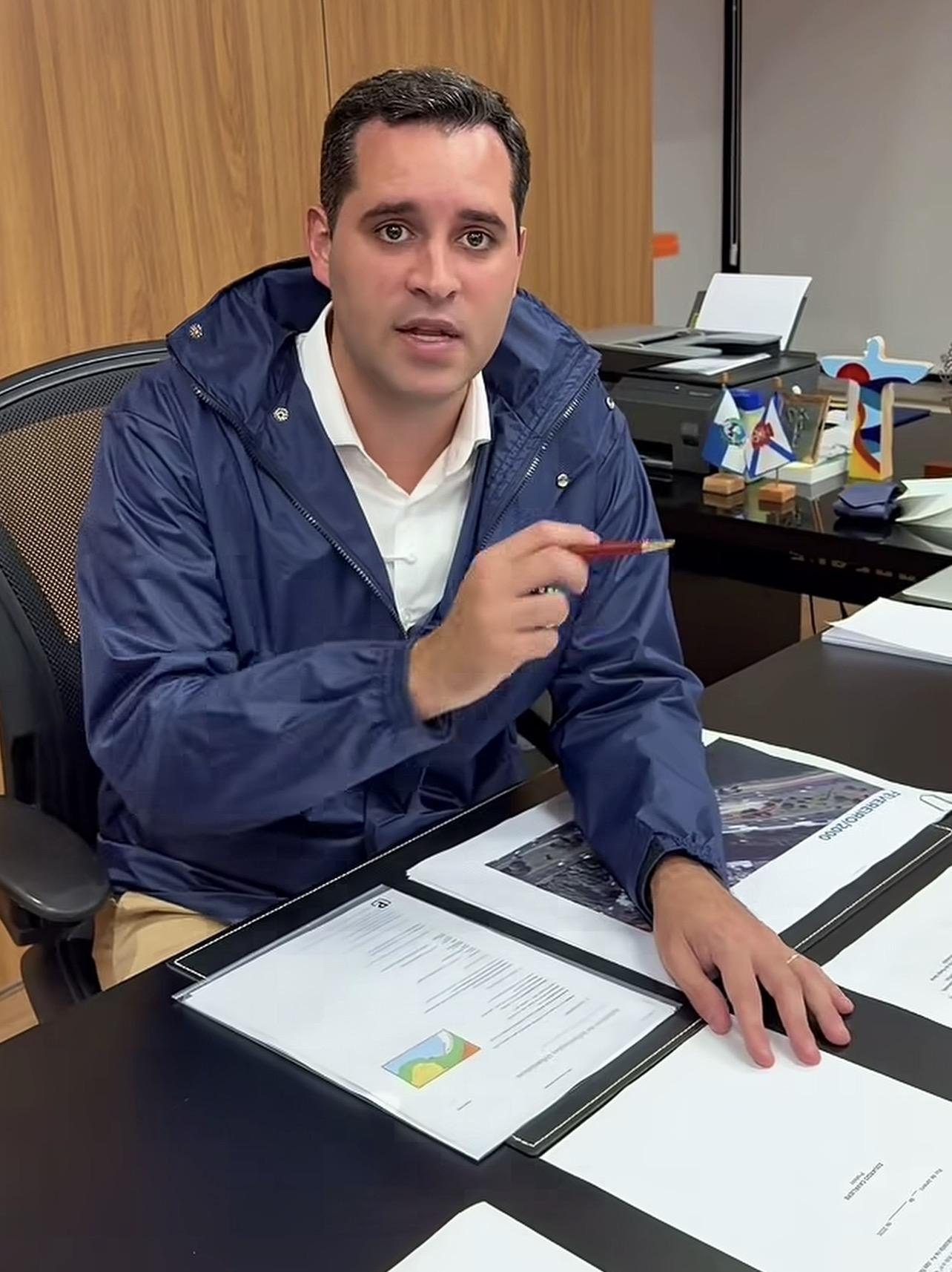 Prefeito Cavaliere adequa licença no Flamengo