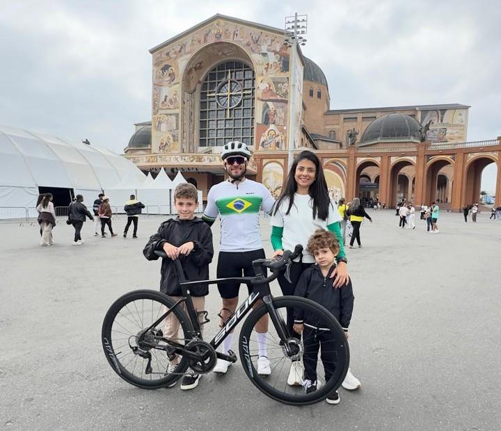 Victo Setaro de bike com a Família