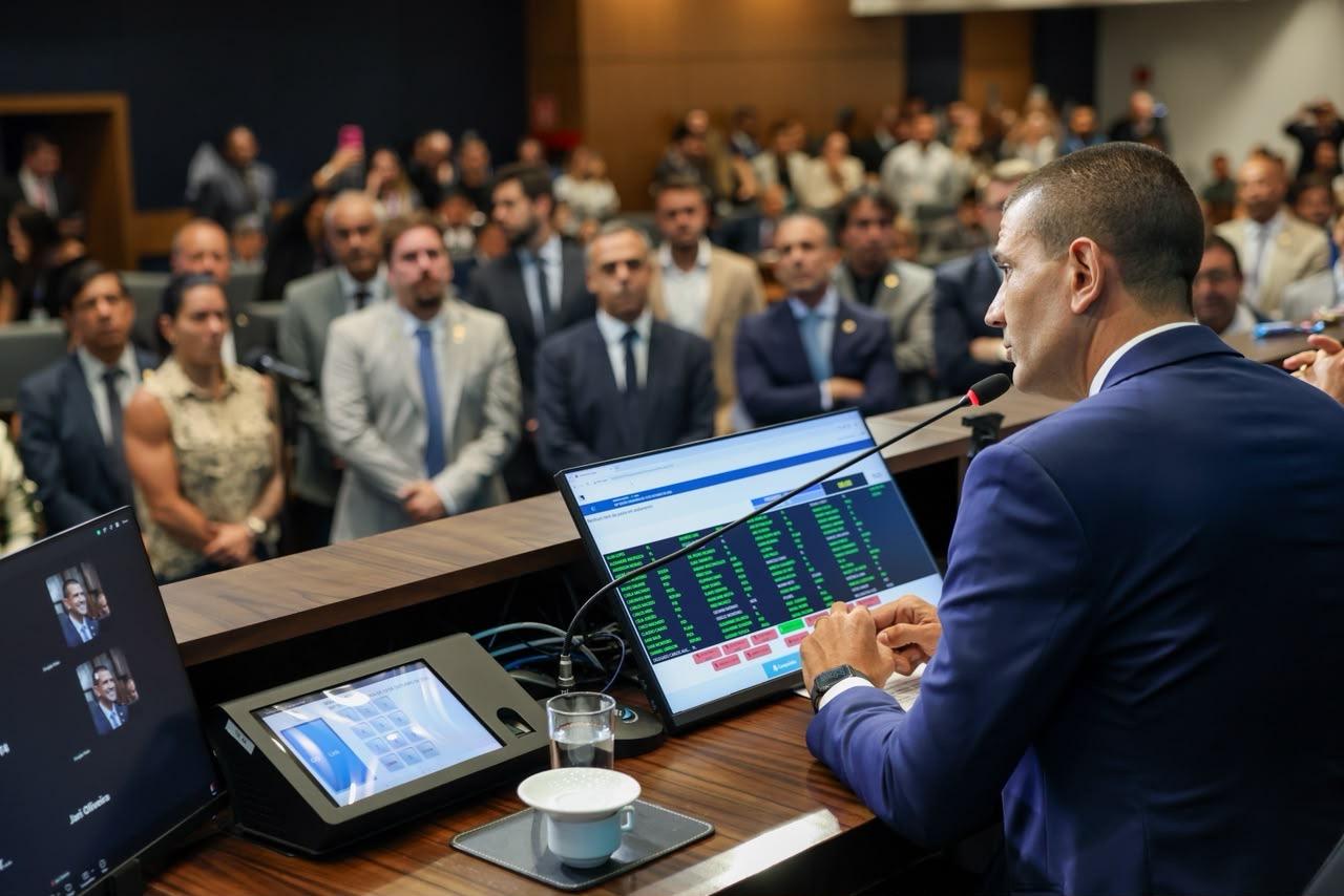 O Presidente da Alerj, Douglas Ruas discursa como governador eleito e defende a união entre os Poderes
