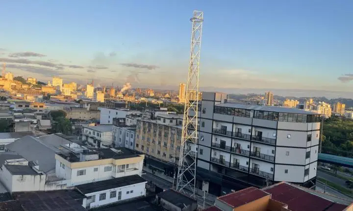 EXCLUSIVO: Justiça determina desmonte urgente de torre em Volta Redonda por risco estrutural após empresas não respeitarem prefeitura