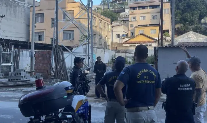 Prefeito Neto não gosta do que vê, manda interditar obra e desmontar Torre Ilegal após denúncia no Jardim Amália