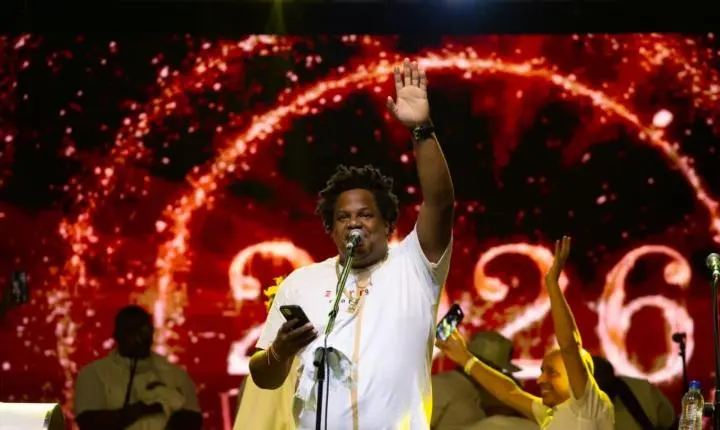 Volta Redonda recebe 2026 com samba, fé e segurança na Praça Brasil